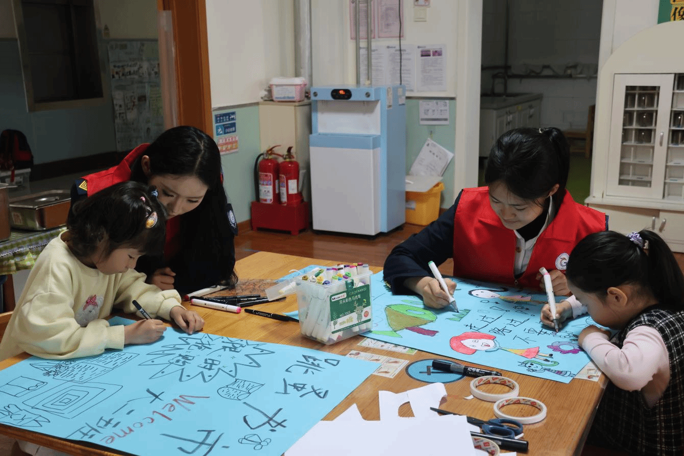 国际商贸学院“雷励锋行”志愿服务队 开展儿童手工实践志愿服务活动