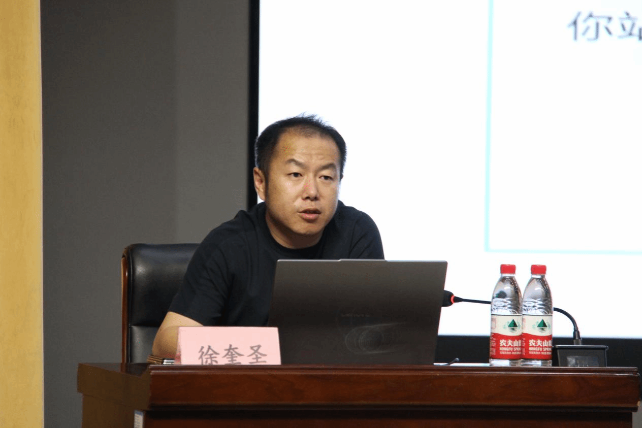 国际商贸学院举行优秀校友报告会